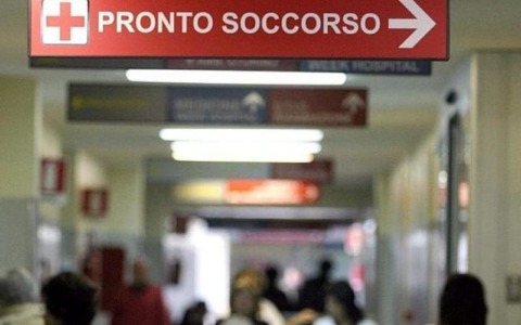 Aggressione agli agenti in ospedale: arrestato un uomo di 38 anni