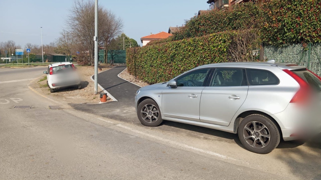 Auto in sosta vietata blocca la pista ciclabile di Mozzate