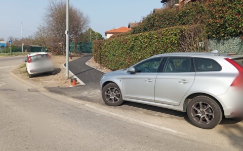 Auto in sosta vietata blocca la pista ciclabile di Mozzate