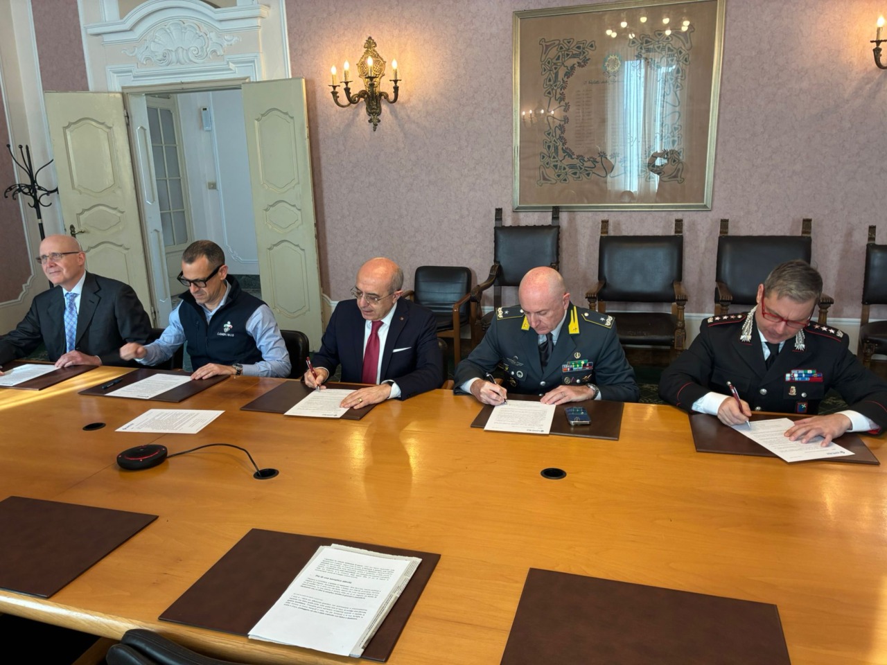 Consegnati i primi defibrillatori alle Forze dell’ordine