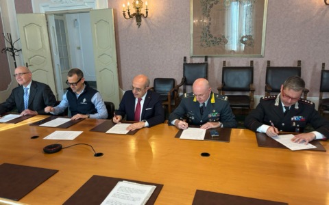 Consegnati i primi defibrillatori alle Forze dell’ordine