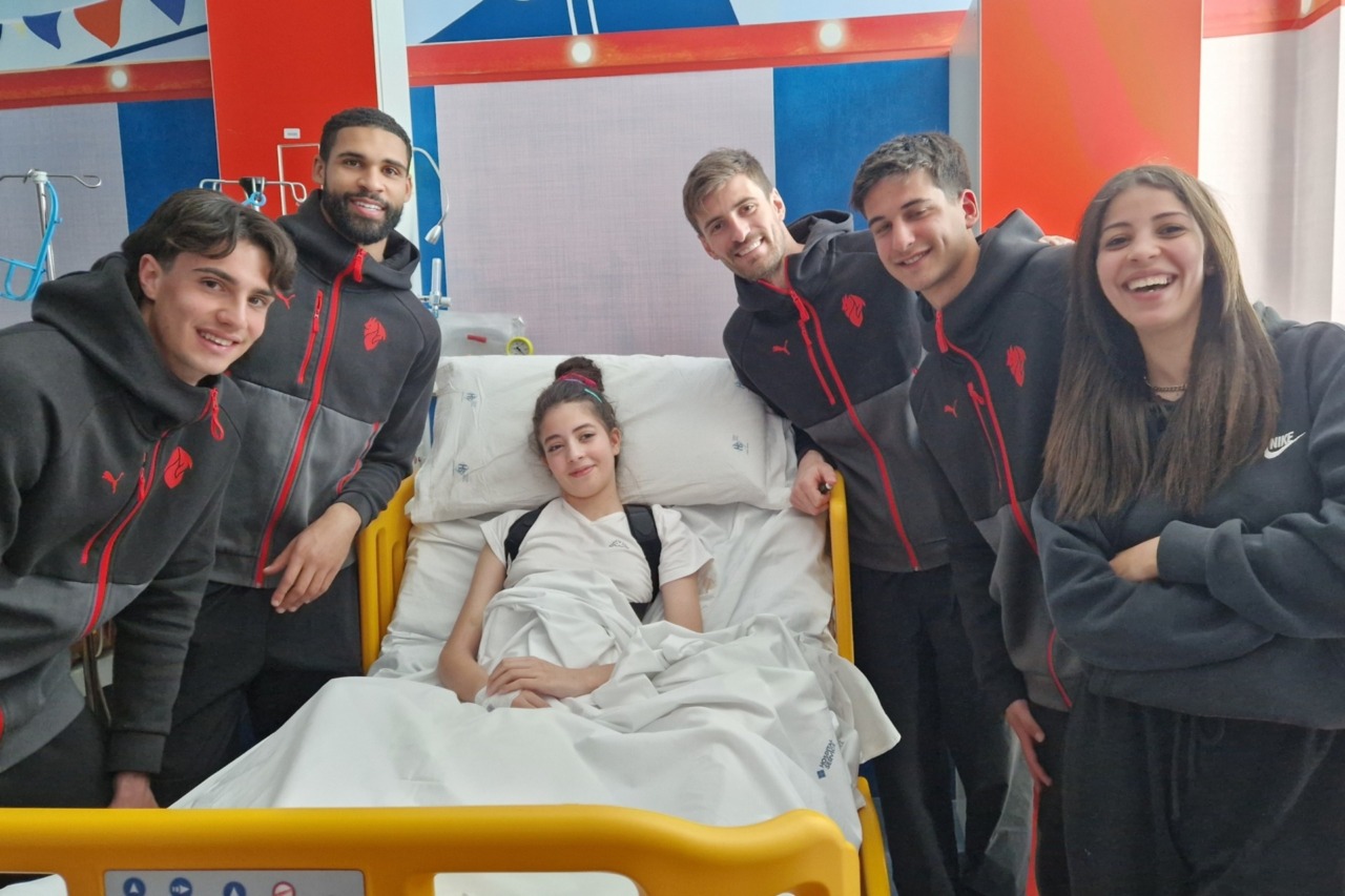 Gabbia e Loftus-Cheek in visita ai piccoli pazienti della Pediatria