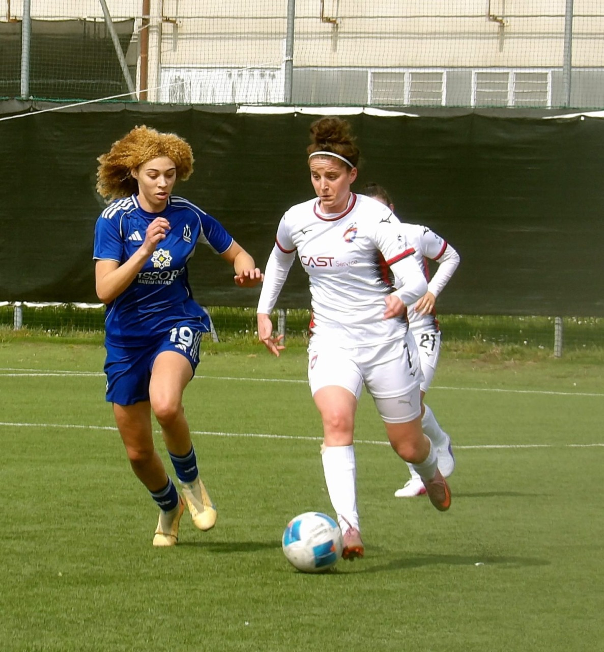 Giocatrice della Caronnese crolla in campo e finisce in ospedale