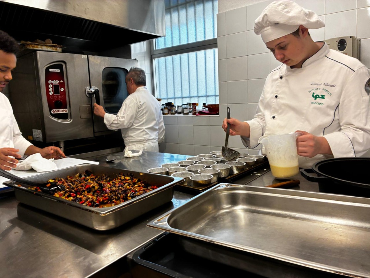 Gli studenti del centro Prealpi in cucina con lo chef Simbula