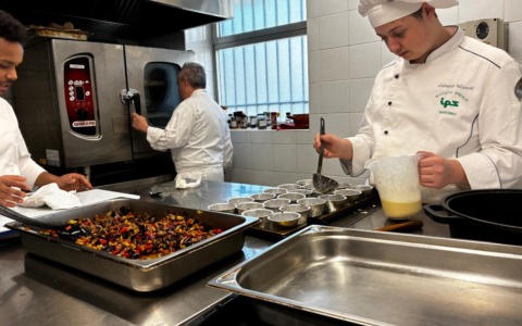 Gli studenti del centro Prealpi in cucina con lo chef Simbula