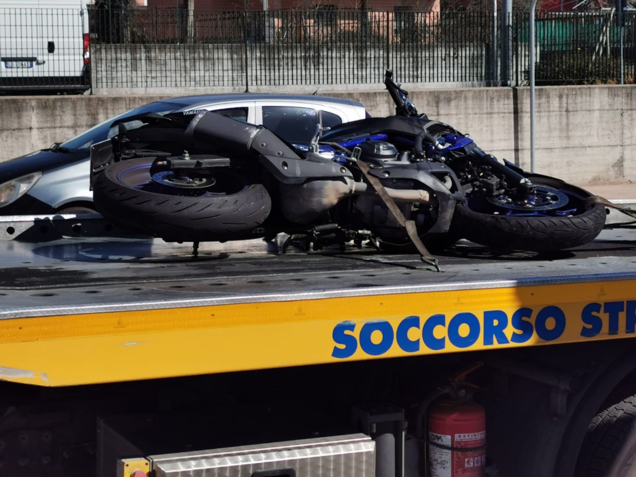 Grave incidente tra auto e moto a Cislago: un 23enne ricoverato