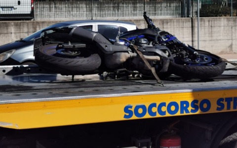 Grave incidente tra auto e moto a Cislago: un 23enne ricoverato