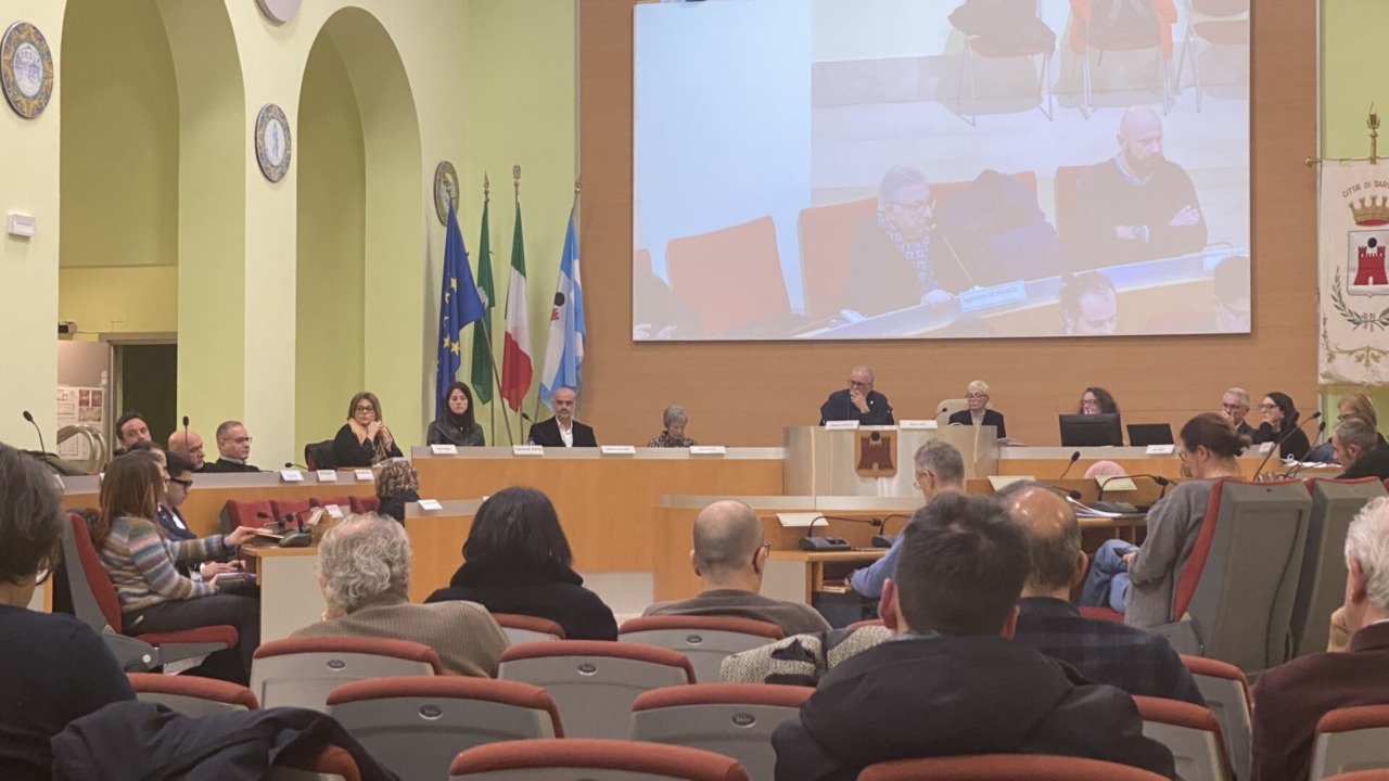 Il Consiglio comunale di Saronno osserva un minuto di silenzio per Umberto Bossi