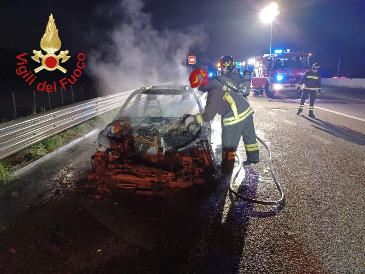 Incendio di un’auto lungo l’A9 nella notte