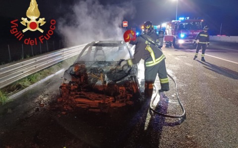 Incendio di un’auto lungo l’A9 nella notte