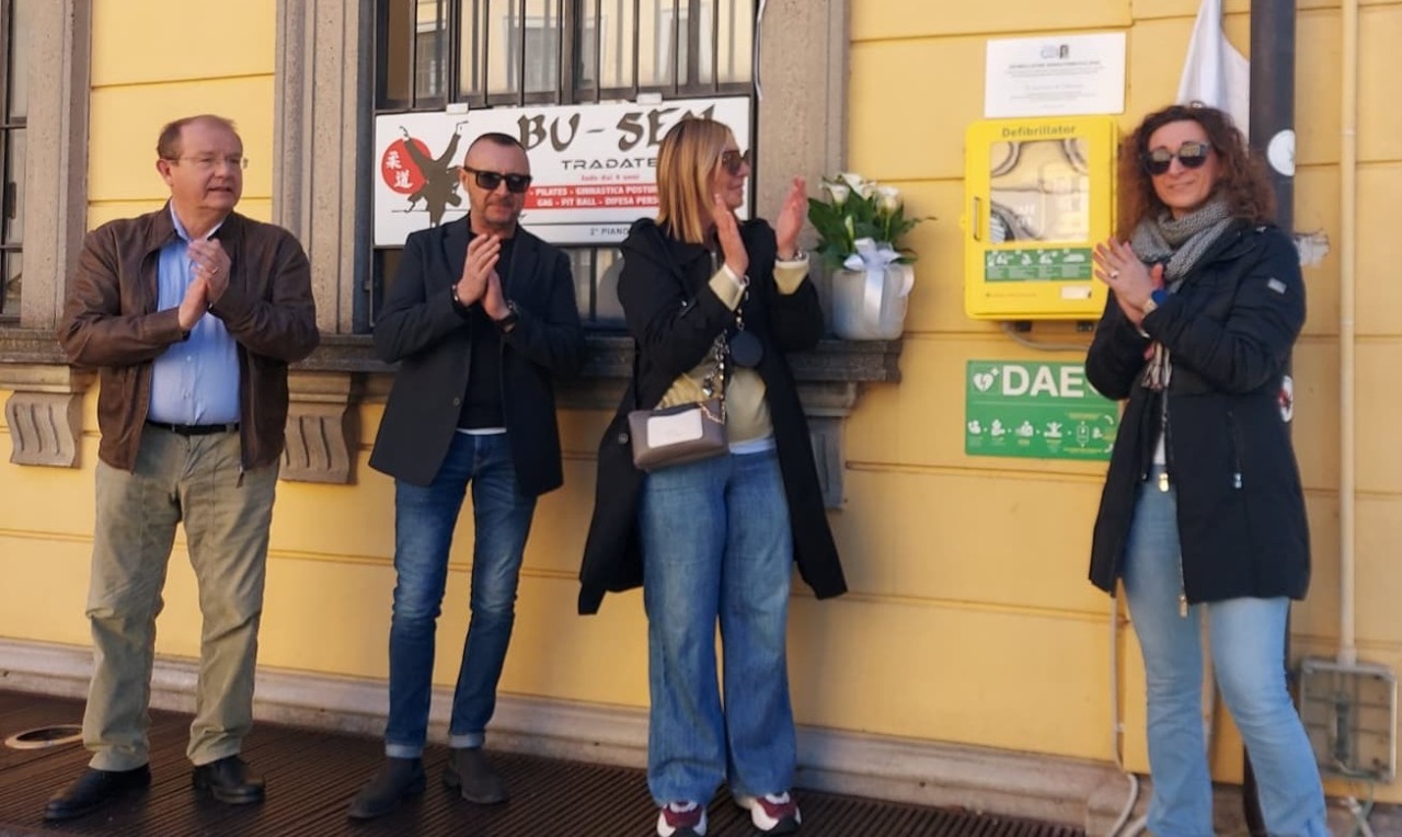 Installato il DAE di Vivere a Colori: “Il cuore di Eleonora vive in questo defibrillatore”