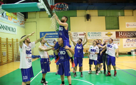 La Robur celebra la vittoria del campionato con i suoi eroi del 2016