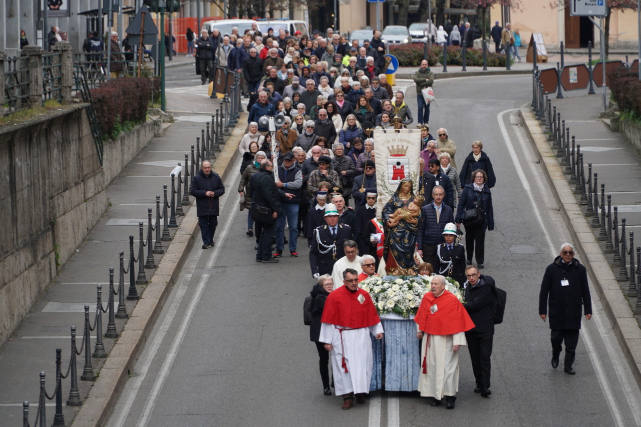 Saronno celebra il Voto con il dono della cera e il ricordo di San Francesco