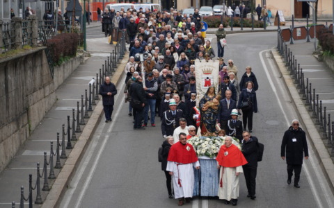 Saronno celebra il Voto con il dono della cera e il ricordo di San Francesco