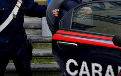 Un 24enne ferisce il compagno della madre: fermato dai Carabinieri