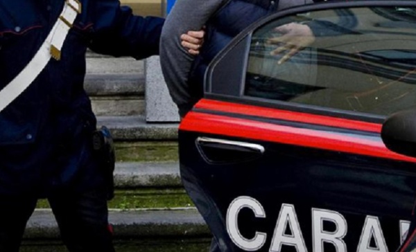 Un 24enne ferisce il compagno della madre: fermato dai Carabinieri