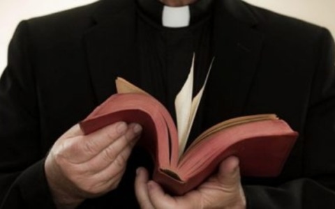 Arrestato un 51enne che si spacciava per sacerdote per truffare un parroco