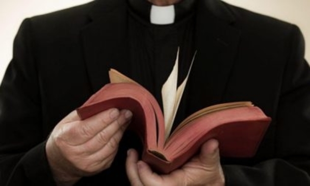 Arrestato un 51enne che si spacciava per sacerdote per truffare un parroco