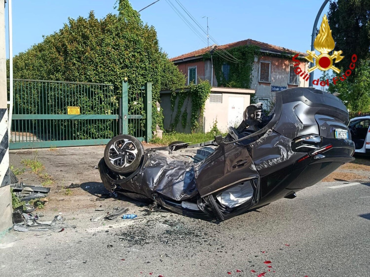 Automobilista perde il controllo e si schianta contro un muro