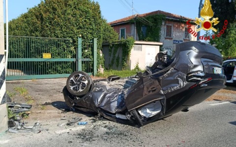 Automobilista perde il controllo e si schianta contro un muro
