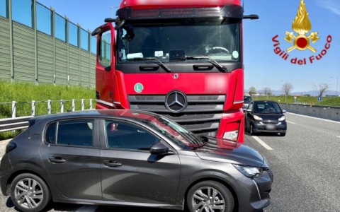 Camion trascina auto per 70 metri in A9