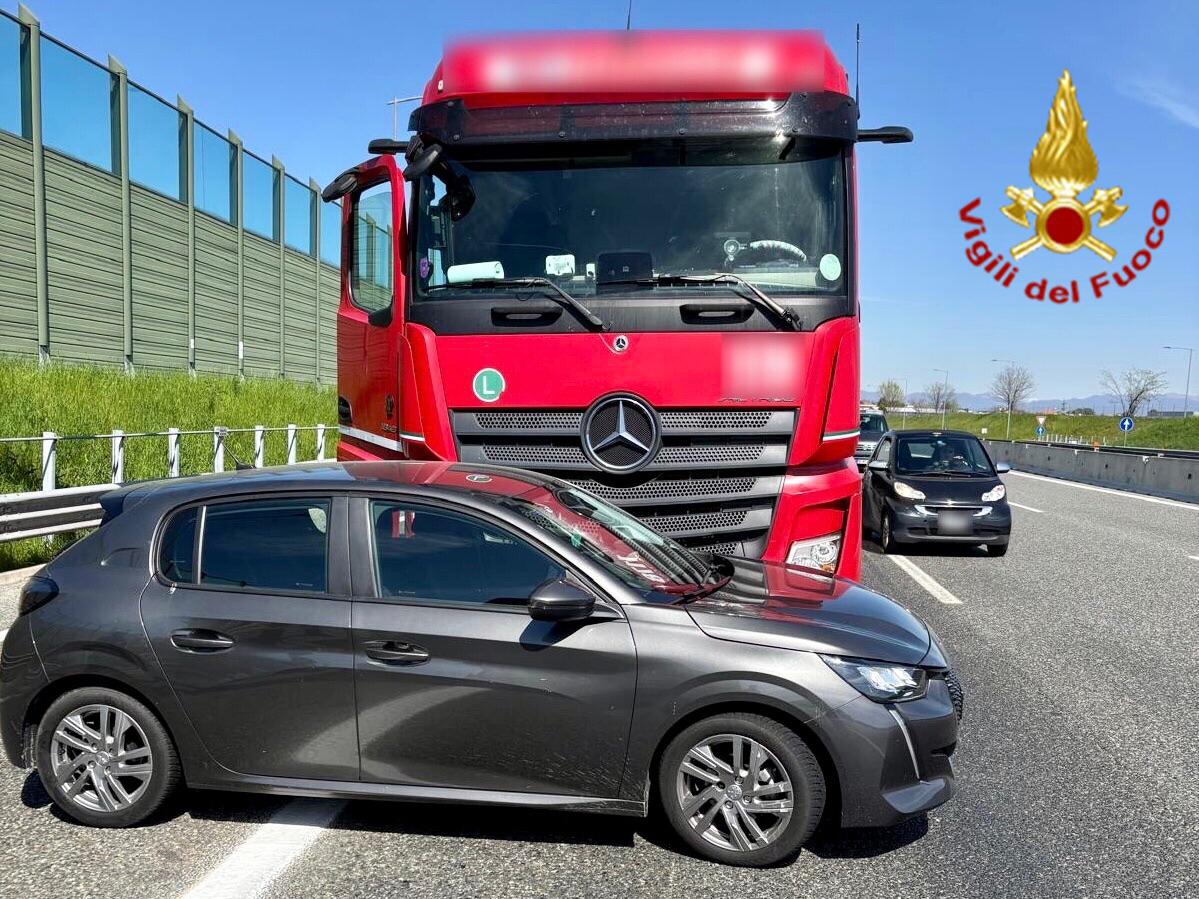 Camion trascina auto per 70 metri in A9