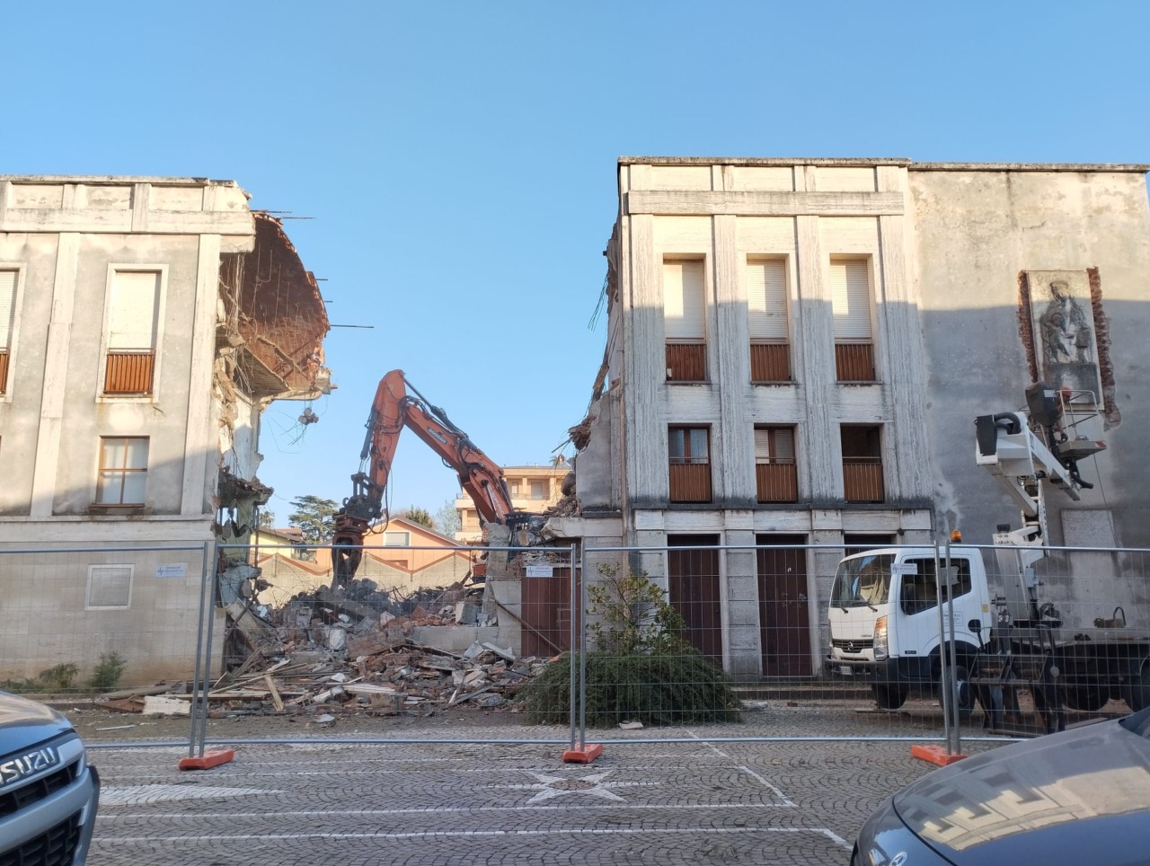 Demolizione dell’ex Casa della Cultura a Tradate