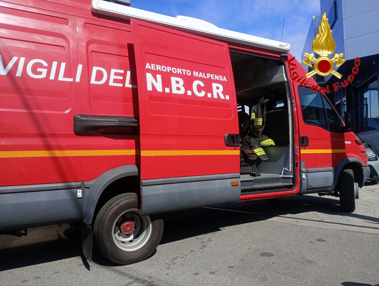 Fuga di sostanza irritante in un autosalone a Saronno