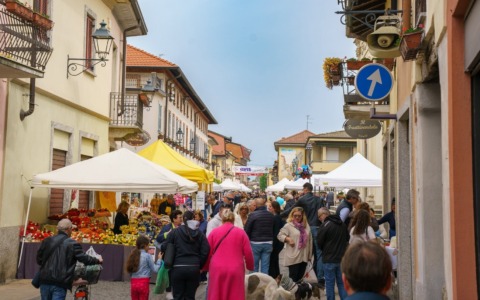 Il Mercatino di Primavera di Lazzate attira grandi folle