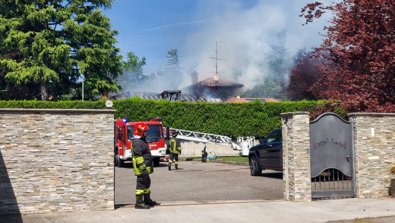 Incendio devastante in villa a Tradate