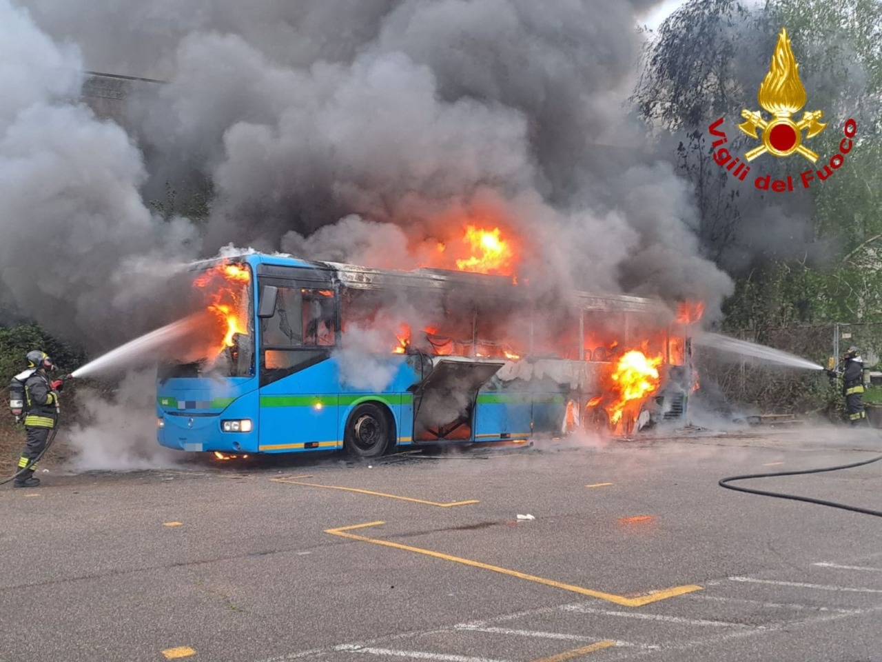 Incendio di un bus nel deposito di Castellanza, intervento dei vigili del fuoco