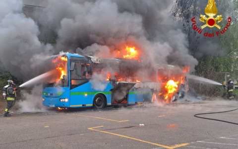 Incendio di un bus nel deposito di Castellanza, intervento dei vigili del fuoco