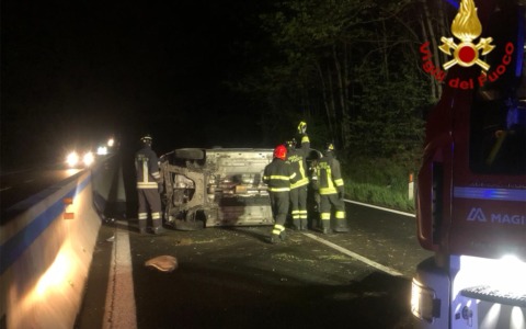 Incidente stradale per schivare un cervo