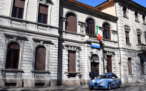 Rubava liquori in un supermercato e aggredisce la sicurezza: arrestato un 26enne