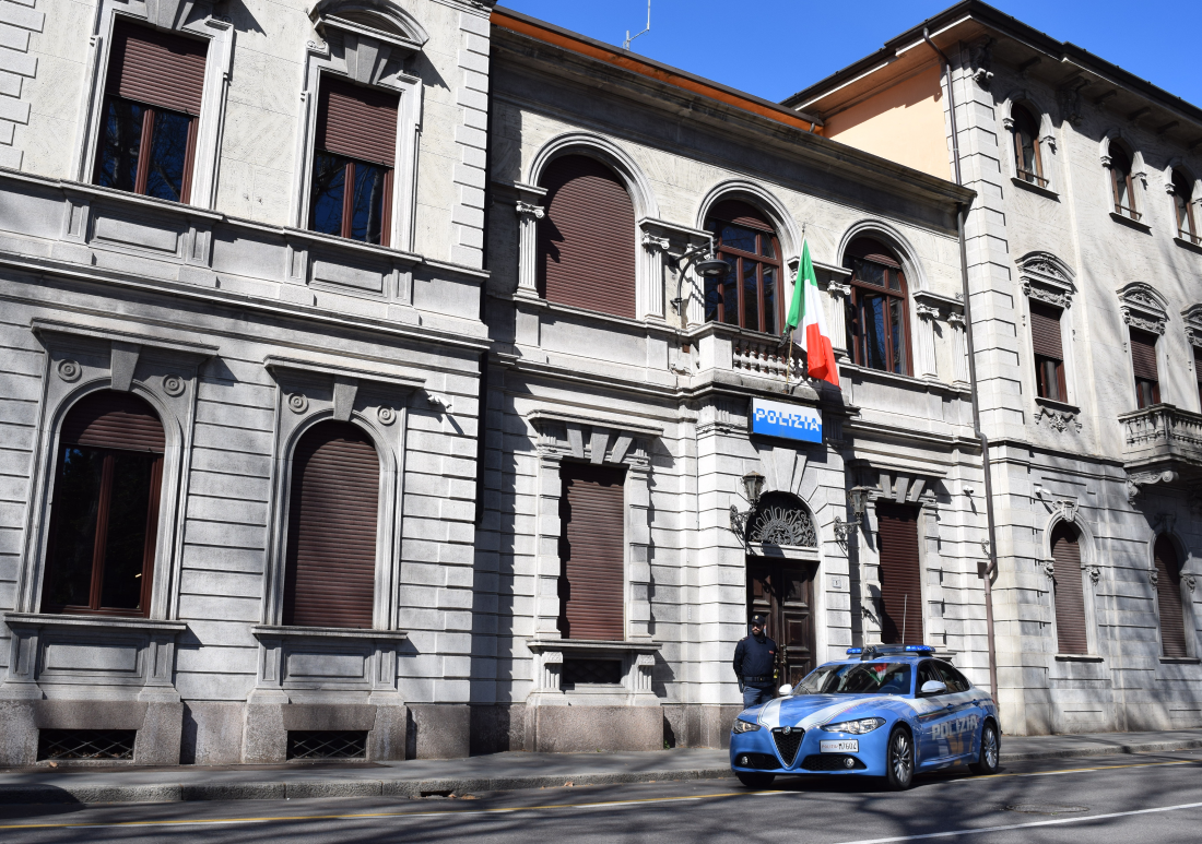 Rubava liquori in un supermercato e aggredisce la sicurezza: arrestato un 26enne