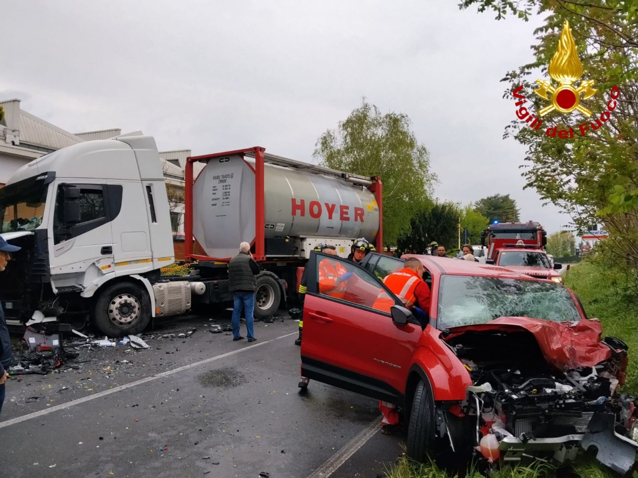 Scontro frontale tra auto e camion a Fagnano Olona: un 36enne ferito