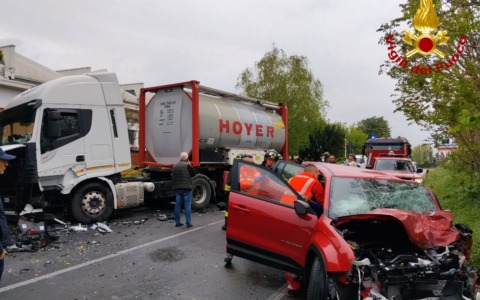 Scontro frontale tra auto e camion a Fagnano Olona: un 36enne ferito