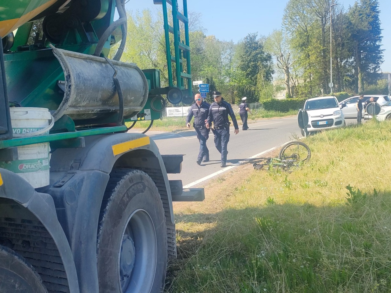 Scontro tra betoniera e ciclista a Fenegrò: interviene l’elisoccorso