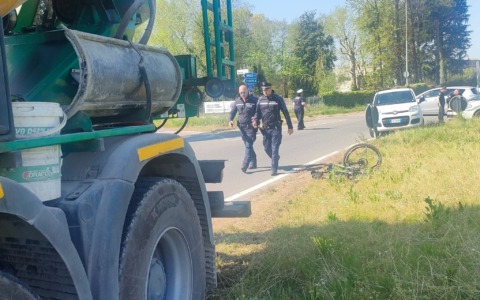 Scontro tra betoniera e ciclista a Fenegrò: interviene l’elisoccorso