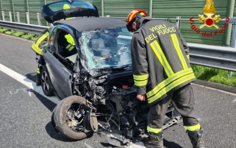 Scontro tra un’auto elettrica e un mezzo pesante: intervento dei Vigili del Fuoco