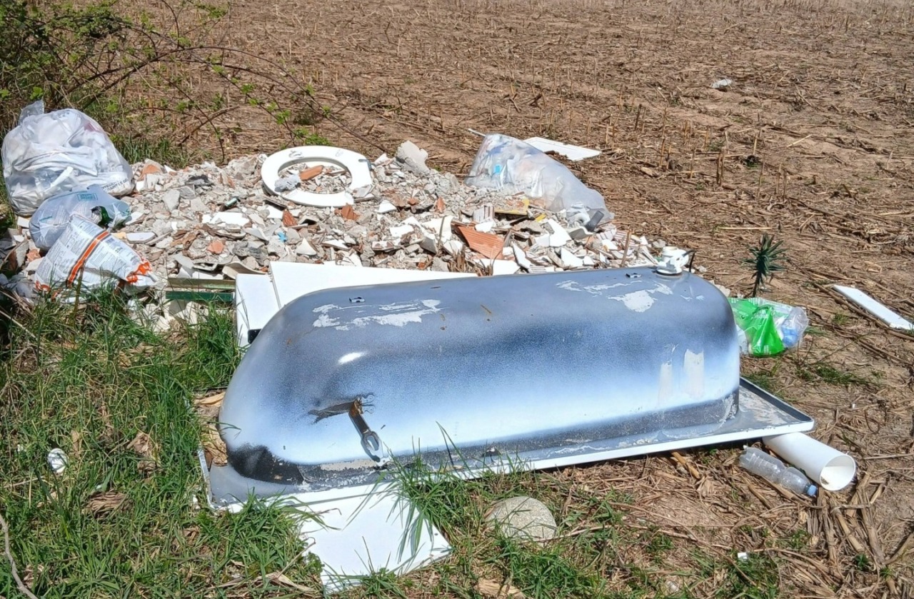 Una vasca da bagno abbandonata in via Del Carso a Tradate