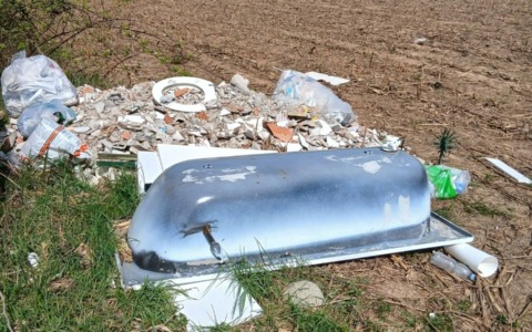 Una vasca da bagno abbandonata in via Del Carso a Tradate