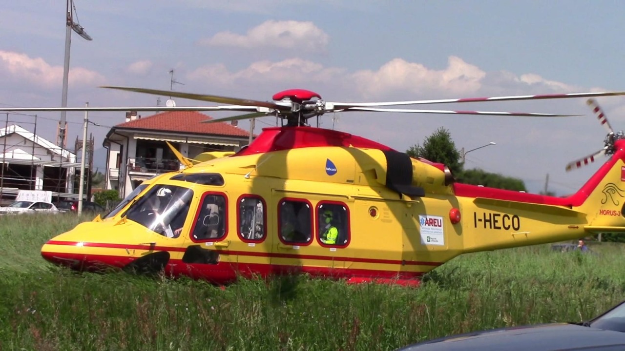 Uomo di 50 anni cade dal tetto di un capannone