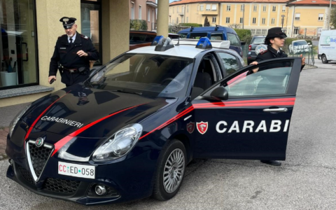 Arrestato un uomo per maltrattamenti alla moglie davanti ai figli