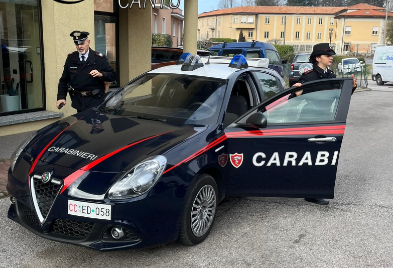 Arrestato un uomo per maltrattamenti alla moglie davanti ai figli
