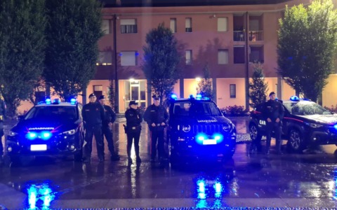 Attività di controllo dei Carabinieri in piazza