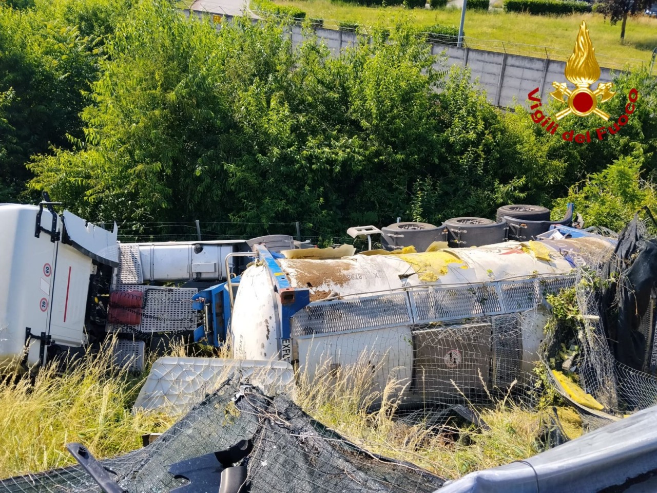 Autocisterna si ribalta allo svincolo tra A8 e 336