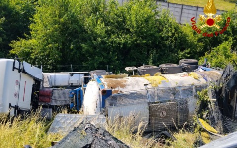 Autocisterna si ribalta allo svincolo tra A8 e 336