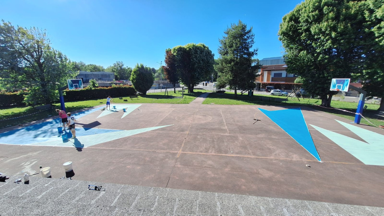 Avviati i lavori di riqualificazione del campetto da basket al Villaggio Brollo