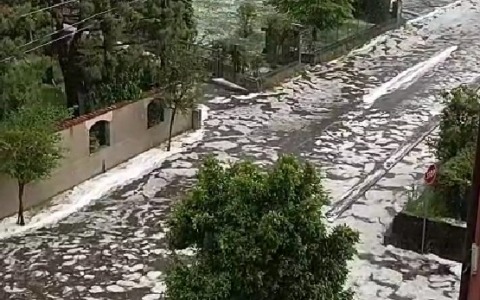 Cislago sotto l’acqua: grandine e strade allagate